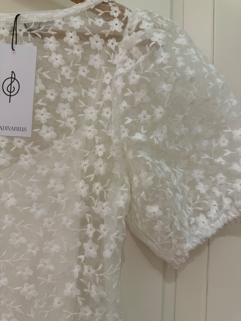 Sukienka midi koronkowa STRADIVARIUS biała S