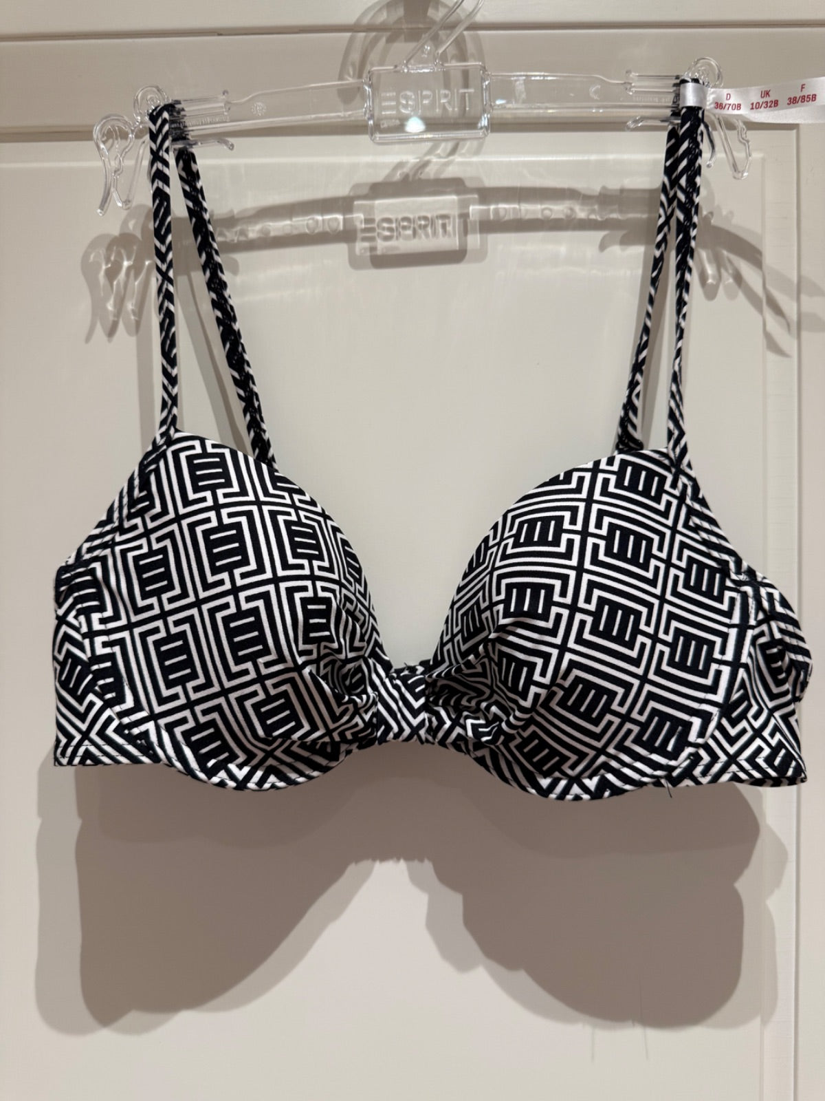 Góra od bikini Esprit czarno-biały wzór geometryczny