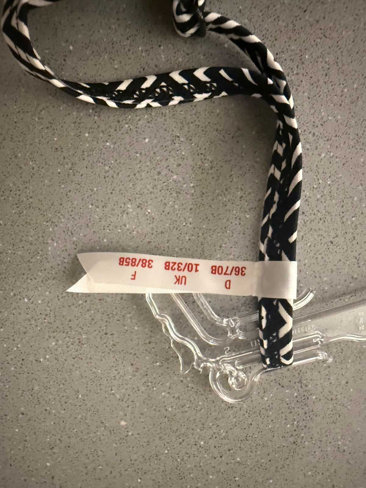Góra od bikini Esprit czarno-biały wzór geometryczny
