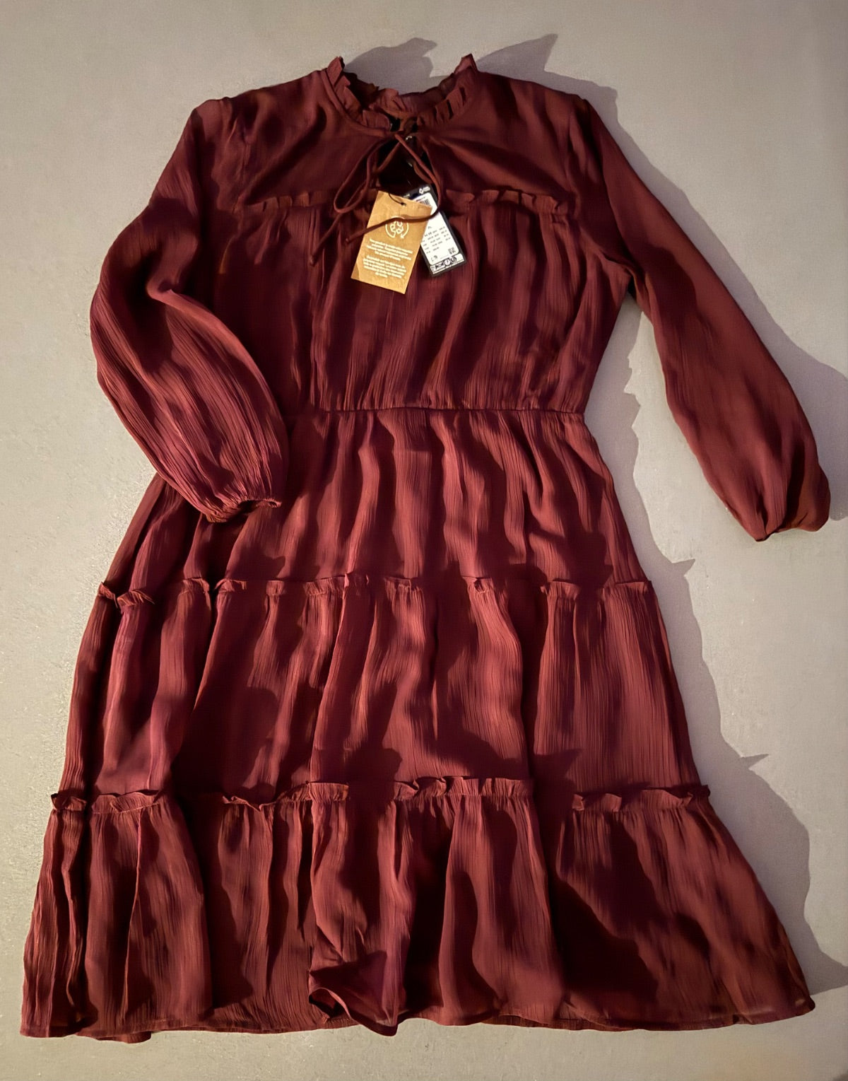 Sukienka midi VERO MODA bordowa z falbanami